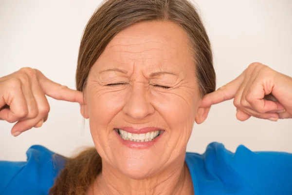 Boos vrouw die betrekking hebben op oren — Stockfoto