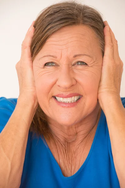 Мигрень у женщины от головной боли — стоковое фото