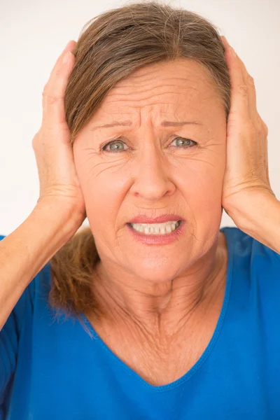 Migraña mujer estresada cubriendo oídos — Foto de Stock