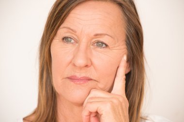 ciddi kadın düşünme