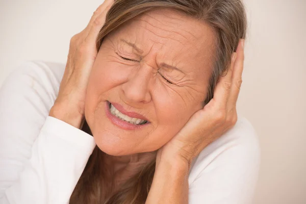 Mujer con dolor de cabeza migraña — Foto de Stock