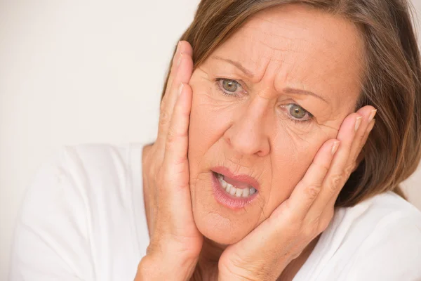 Besorgte verängstigte schockierte Frau — Stockfoto