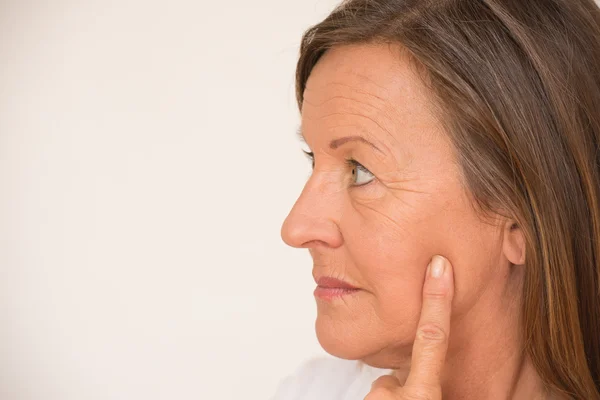 Ernsthafte reife Frau denken — Stockfoto