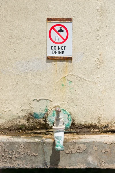 Warning contaminated drinking water — Stock Photo, Image