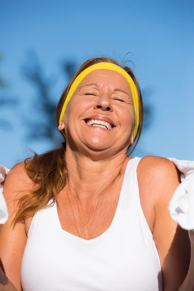 Glücklich zuversichtlich aktiv fit reife Frau — Stockfoto