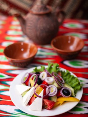  Gürcü usulü sebze dilimleme - domates, salatalık, yeşillik, Bulgar biberi, peynir, soğan. Asya tarzı