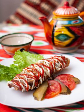  Brizol - bir tabak omlet ve ketçap ve mayonez ile kaplanmış doğu usulü biftek.