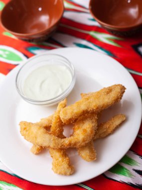 Tavuk nugget ve kremalı soslu kızarmış tavuk. Asya tarzı