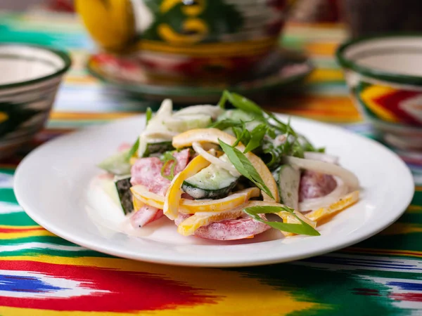 Salada cremosa de pimentas verdes e vermelhas, queijo, berinjela, cebolas e tomates Estilo asiático — Fotografia de Stock