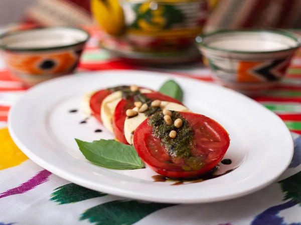 Italský caprese salát s rajčaty, mazzarella sýrem a balzamikovou omáčkou. Asijský styl — Stock fotografie