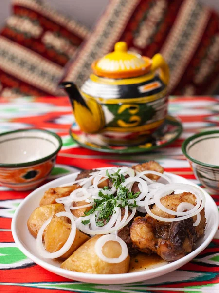 An oriental dish of grilled beef, potatoes and onions with herbs. Asian style — Stock Photo, Image