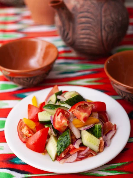 トマト,キュウリ,甘いコショウと玉ねぎのサラダ,油で味付け.アジア風 — ストック写真