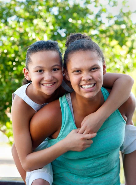 Dos jóvenes gilrs felices Imagen de stock