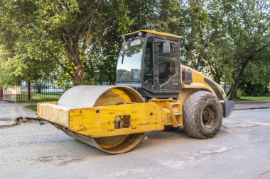 İnşaat alanında yol onarımı için sarı bir patenci. Kimse yok.