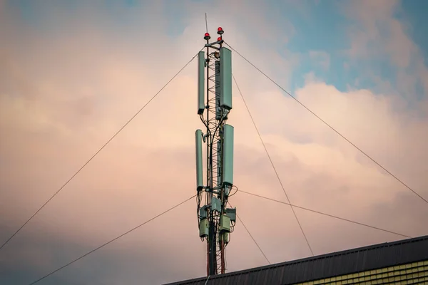 Cellulära Bas Station Taket Byggnad Mot Solnedgången Himlen — Stockfoto