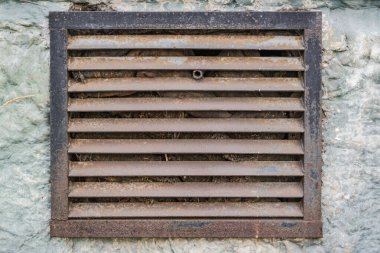 Paslı metal havalandırma ızgarası. Dış öge oluşturuluyor.