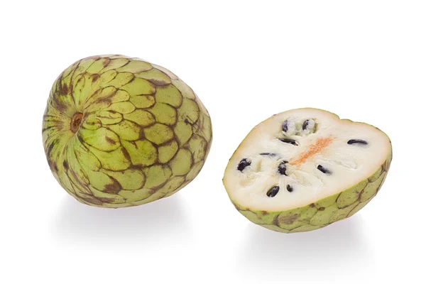 Ganze und in Scheiben geschnittene Cherimoya-Früchte — Stockfoto