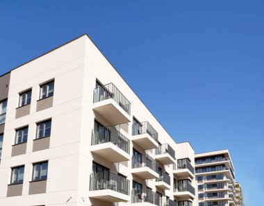 Ev inşaatı, inşaatın son aşaması. Çoklu aile evlerinin yeni inşa edilmiş konutları.