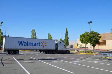 Bellevue, Factoria 'da park etmiş bir kamyon. Walmart 'a mal teslimatı. Washington Eyaleti, ABD. Ağustos 2019.
