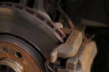 Değiştirme için gerekli frenler yetersiz teknik durum. Disk frenleri.