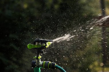 Cihazdan geniş çapta su sıçradı. Fıskiye devrede. 