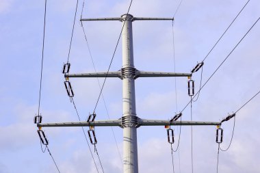 Yüksek gerilim hattı üzerinden elektrik iletimi. Güçlü bir enerji direği.