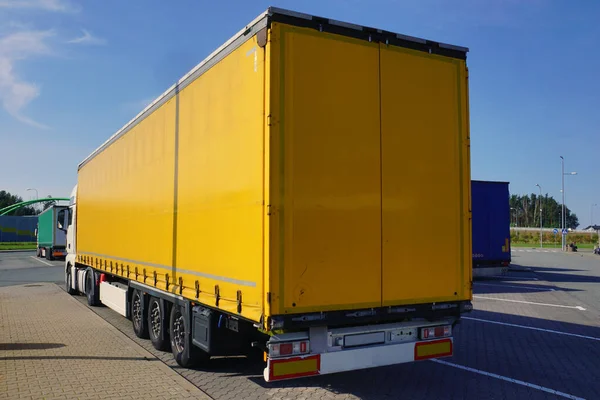 Transporte Camiones Vista Lona Amarilla Que Cubre Semirremolque Del Camión —  Fotos de Stock