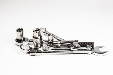 Krom vanadyum çeliği. Beyaz arkaplanda açıcılar ve soket anahtarı. 