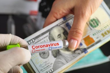 Bir tomar banknotla birlikte. Eldivenli ve koronavirüs testi yapılmış. COVID - 19 (SARS CoV-2)