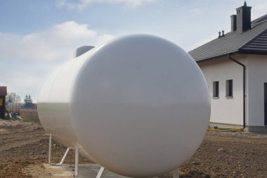 Temiz bir enerji kaynağı. Evi ısıtmak için benzin deposu.. 