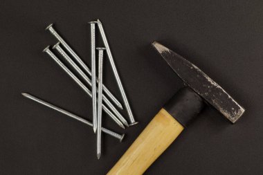 Çekiç ve çivi. En basit araçlar.