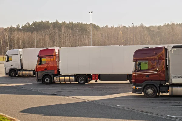Jesienny Zimny Ranek Ciężarówki Zaparkowane Parkingu Przy Drodze — Zdjęcie stockowe