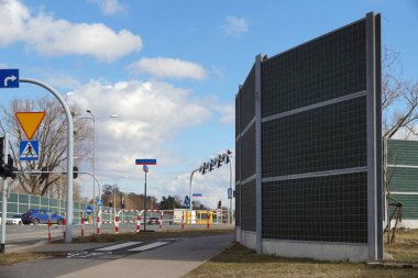 Araba trafiğinin yol açtığı gürültüye karşı sakinlerin korunması. Şehirdeki yüksek ses emici engeller.