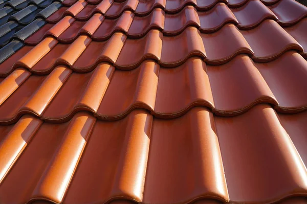Крыша Крыша Покрыта Плиткой Разных Цветов — стоковое фото