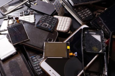 Elektronik hurda. Farklı telefonlar ve akıllı telefonlar tamir için uygun değil.
