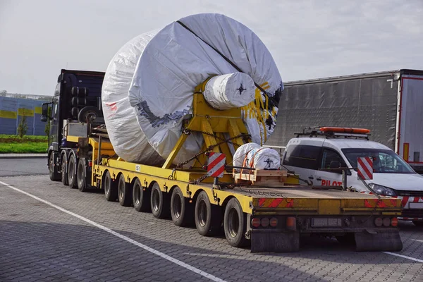 Camion Con Semirimorchi Speciali Trasporto Carichi Grandi Dimensioni Carico Sovradimensionato — Foto Stock