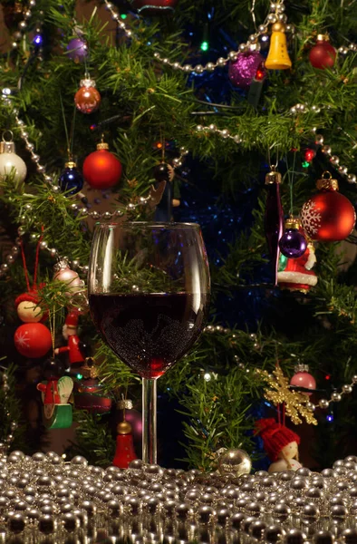 Ett Glas Rött Vin Julgranens Bakgrund Festligt Humör — Stockfoto