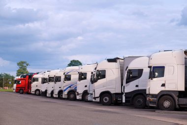 Dinlenme yeri. Otobanın yanındaki otoparkta çeşitli kamyonlar var..