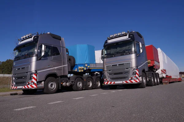 Dwie Ciężarówki Specjalnymi Naczepami Transportu Ładunków Ponadgabarytowych Nadmierne Obciążenie Lub — Zdjęcie stockowe