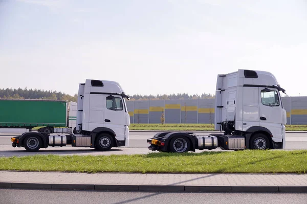 Reisepause Neue Lkws Auf Dem Weg Zum Kunden — Stockfoto