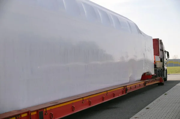 特別トラックとセミトレーラー 特大品の輸送 — ストック写真