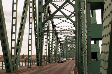  Polonya. Wloclawek şehri. 2. Dünya Savaşı 'ndan önce Vistula Nehri üzerinde inşa edilmiş çelik bir kiriş köprüsü.. 