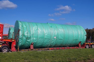 Ağır yük taşımak için özel yarı karavanı olan bir kamyon. Büyük yük veya istisnai konvoy.