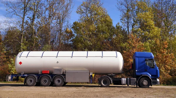 Caminhão Com Semi Reboque Especializado Navio Cisterna Com Isolamento Térmico — Fotografia de Stock