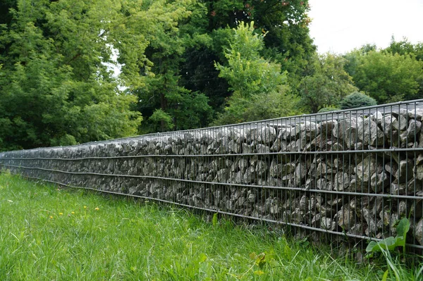 Taman Sebuah Efektif Cepat Untuk Menginstal Dinding Terbuat Dari Gabions — Stok Foto