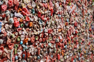Sakız duvarı. Duvara yapışmış diş etleri. Şehir merkezindeki Post Alley 'deki turistik yerlerden biri.. 