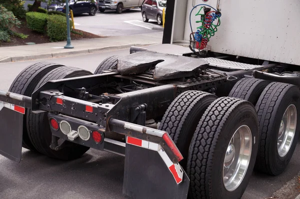 Zicht Het Achterste Deel Van Wielige Truck Zichtbare Opleggerkoppelingen Zijn — Stockfoto