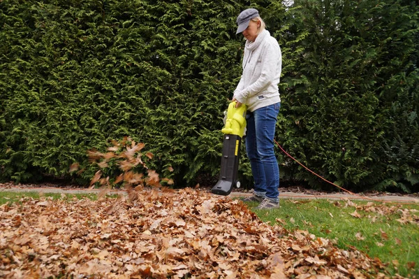 Giardinaggio Autunnale Una Giovane Donna Pulisce Foglie Con Soffiatore — Foto Stock