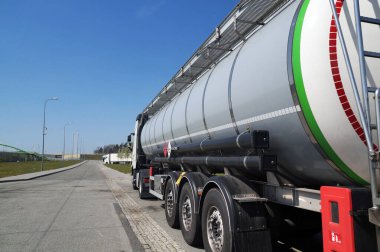 Bir otoparkta tanker park ederken. Otobanın yanında..