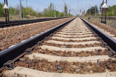 Demiryolu bağlayıcıları, rayları onarmak için kullanılan elastik klipler. Beton demiryolu işçisi..